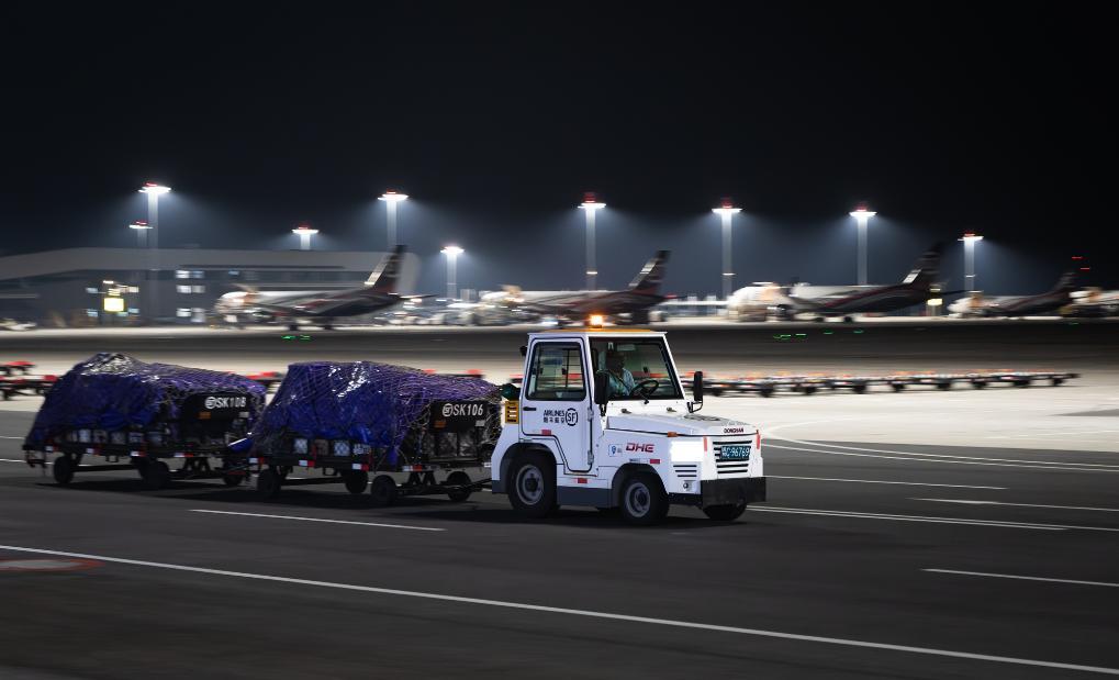 凌晨,货物被转运至鄂州花湖国际机场转运中心进行分拣作业。新华社记者肖艺九 摄