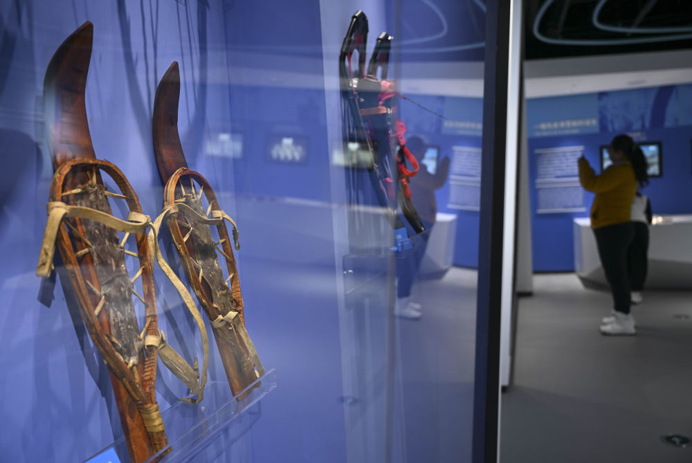 ↑2025年1月24日，游客在位于新疆将军山国际滑雪度假区的阿勒泰人类滑雪起源地博物馆参观。