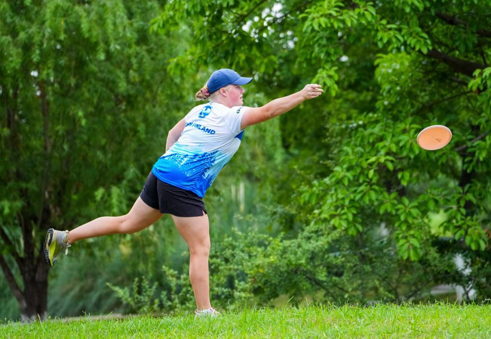 8月9日,芬兰队选手萨洛宁在比赛中掷飞盘。新华社记者 陈欣波 摄