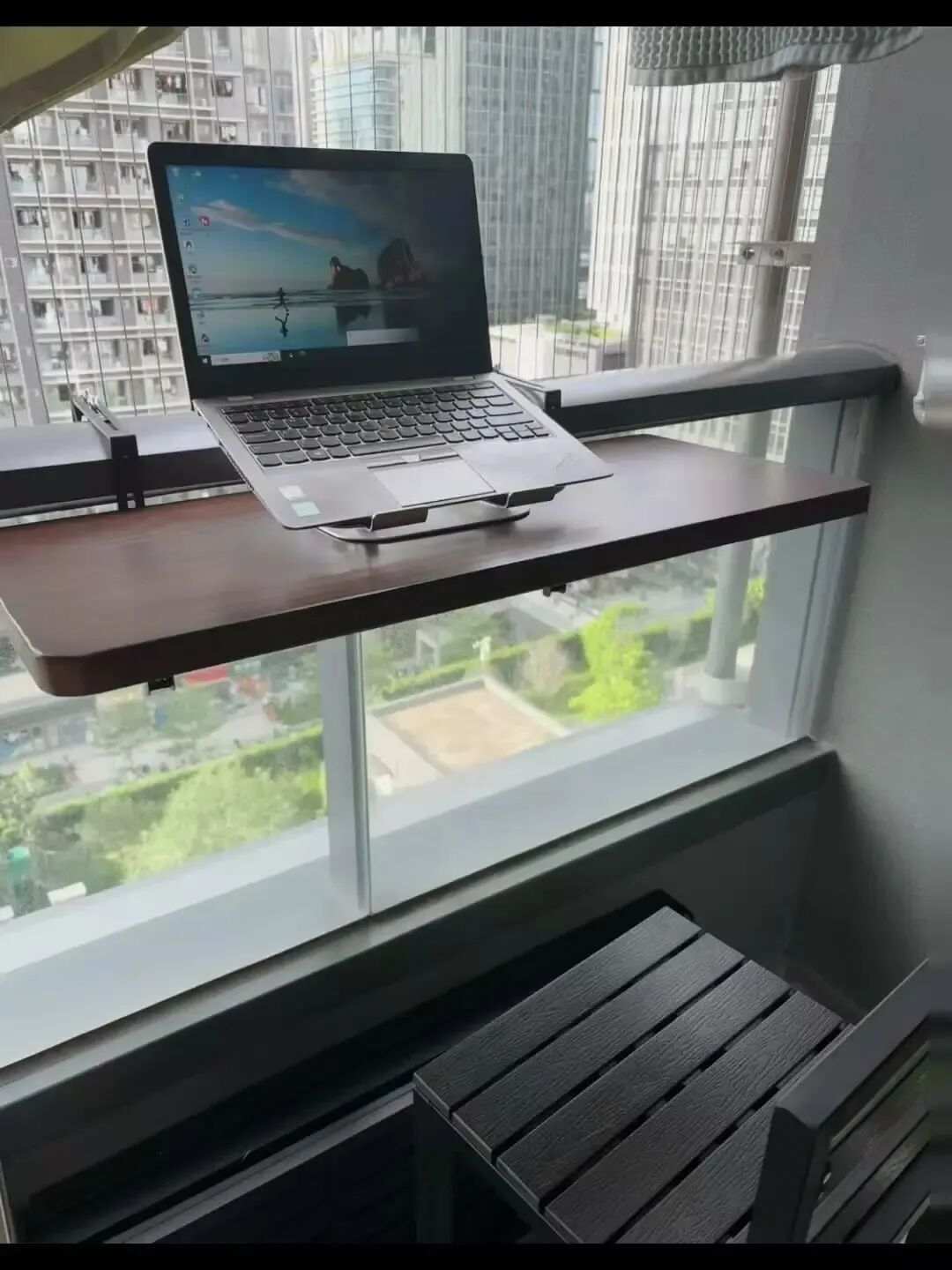 ●架在护栏上的书桌。讲述者供图