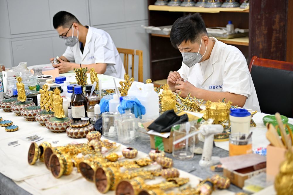 2025年5月30日，文保工作人員在承德避暑山莊博物院修復(fù)琺瑯器,。