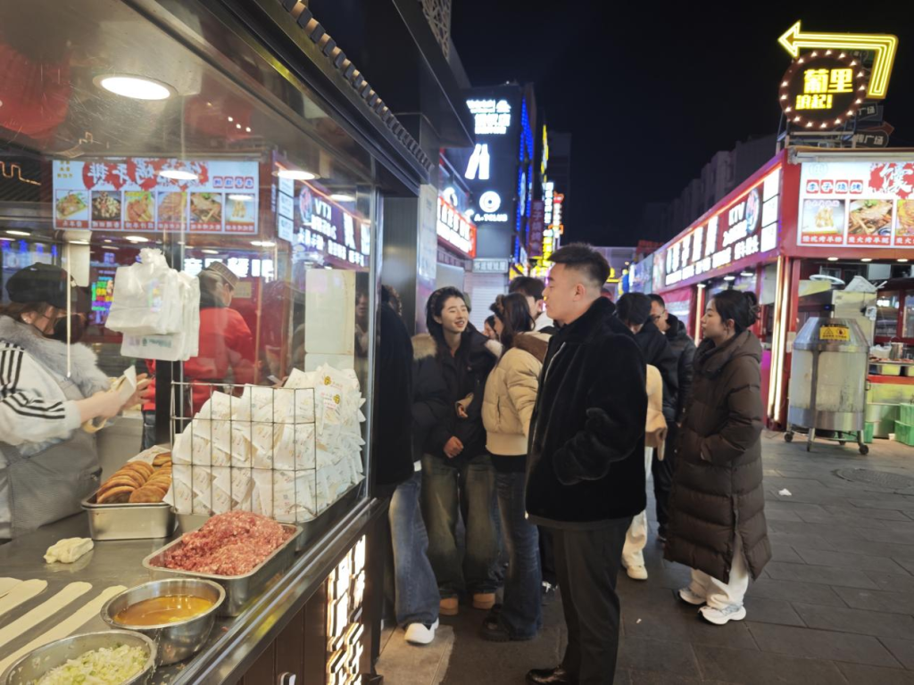 晚上快10点时，怀远夜市的牛肉饼店仍有顾客在排队等候。