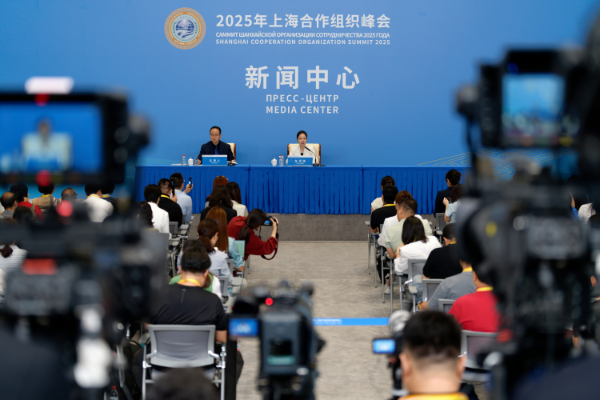 8月30日,在天津梅江国际会展中心,2025年上海合作组织峰会新闻中心举行上合组织睦邻友好合作委员会吹风会,上海合作组织睦邻友好合作委员会秘书长左洪波介绍该组织民间交往与合作,以及睦委会推进该组织民间外交工作情况,并回答记者提问。 新华社记者 张笑宇 摄