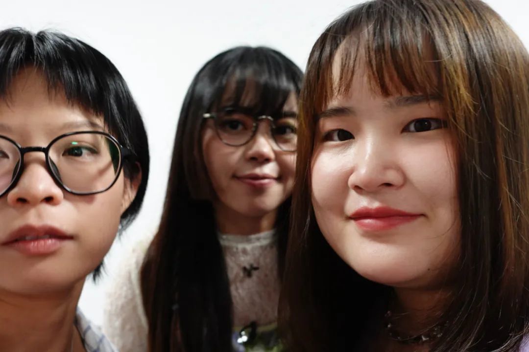 脱口秀节目的片场上,与大国手和菜菜的合照。(图/受访者提供)
