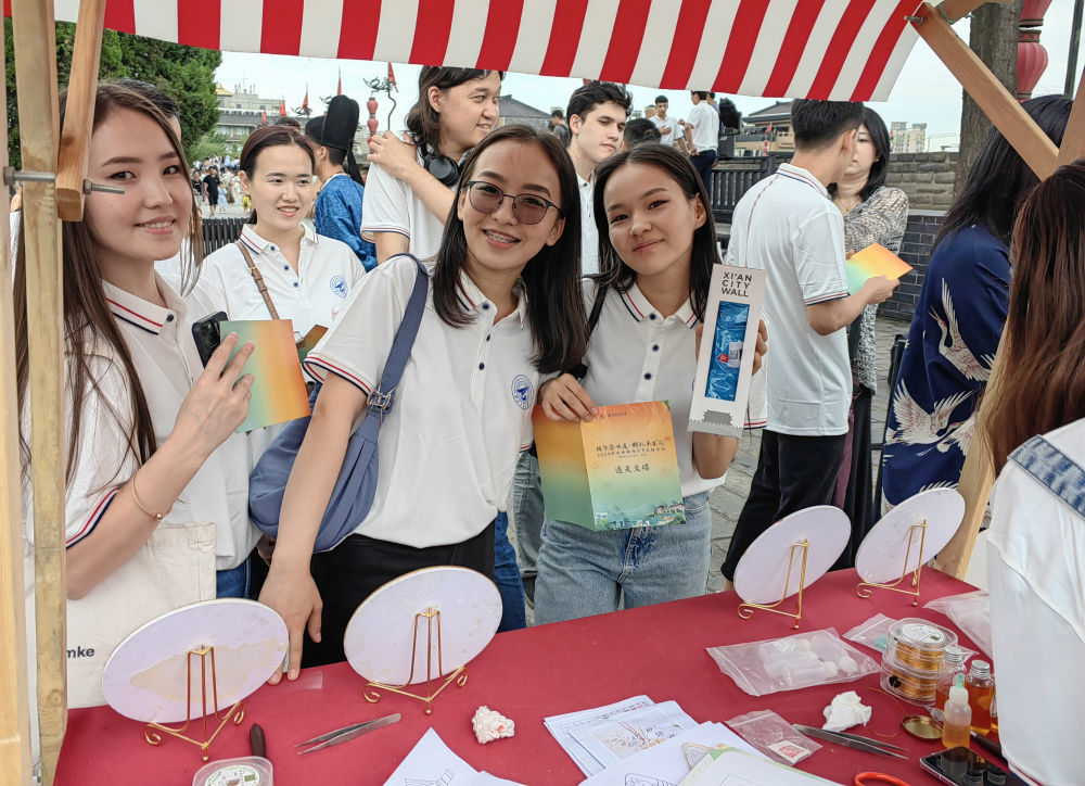 2024年6月8日，西北工业大学哈萨克斯坦分校学生在中国西安城墙景区参加端午节文化活动。2023年5月，在首届中国-中亚峰会期间，中国西北工业大学和哈萨克斯坦法拉比国立大学签署了合作协议，共建西北工业大学哈萨克斯坦分校。分校于2023年10月正式启用。2024年6月，2023年入学的8名研究生已全部完成在哈萨克斯坦的学习任务，来到西安开启学习阶段。新华社发（西北工业大学供图）