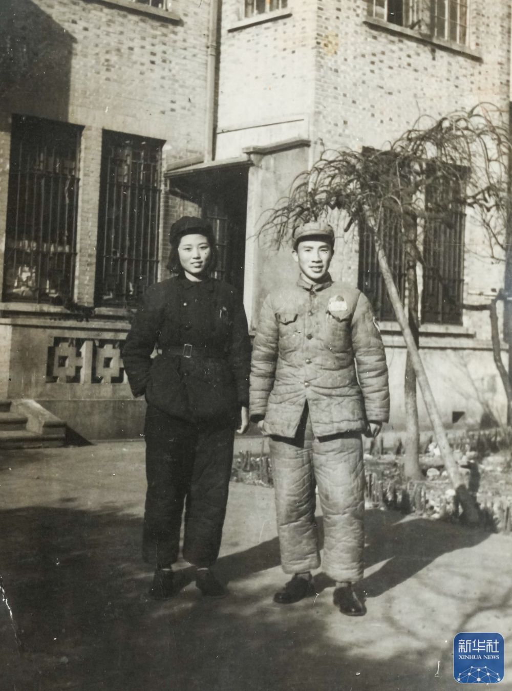 1950年，王生（右）与妻子虞真在无锡合影（翻拍照片）。
