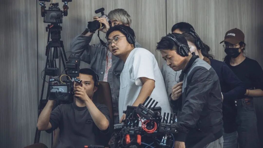 马厩制片人主理人和导演张大马在短剧拍摄现场