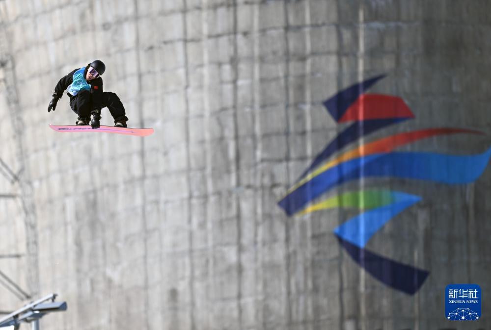 2022年2月15日，中国选手苏翊鸣在北京2022年冬奥会单板滑雪男子大跳台决赛中。新华社记者李尕摄