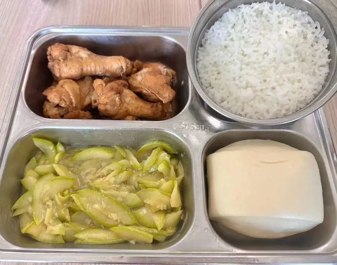 喆喆在医院最爱吃的鸡腿饭
