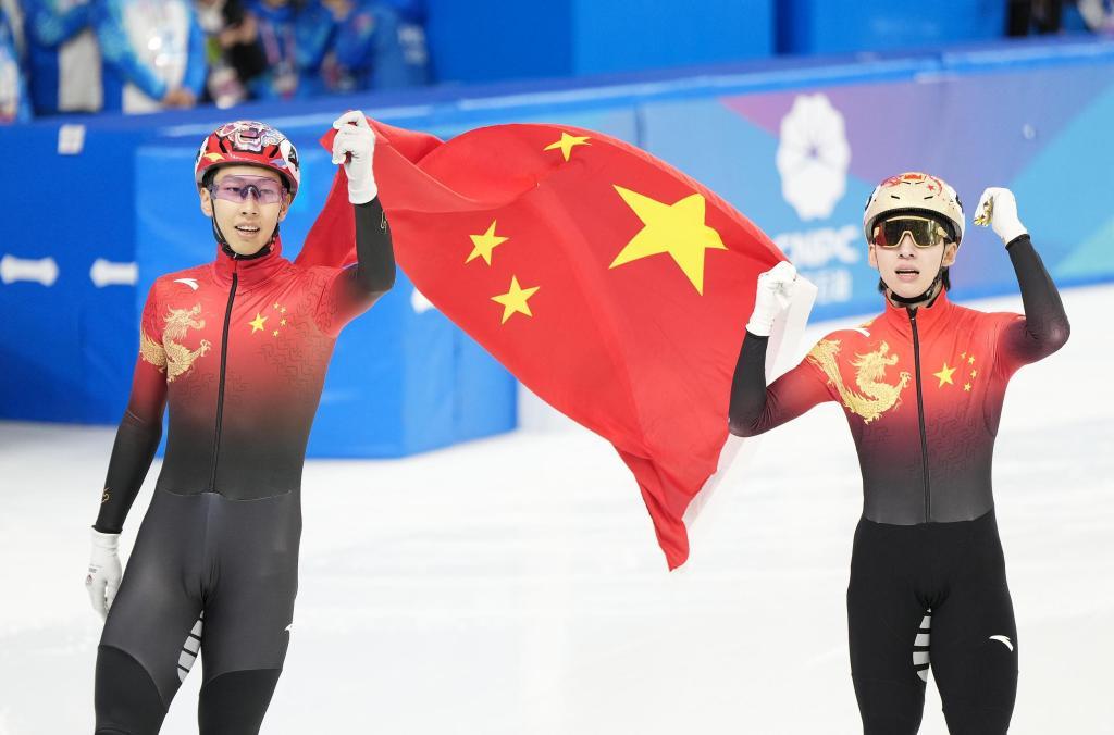 孙龙(左)和林孝埈在亚冬会赛场。