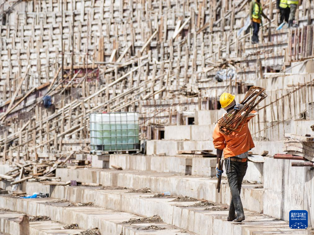 4月25日,工人在坦桑尼亚阿鲁沙综合体育场项目上工作。新华社记者 李亚辉 摄