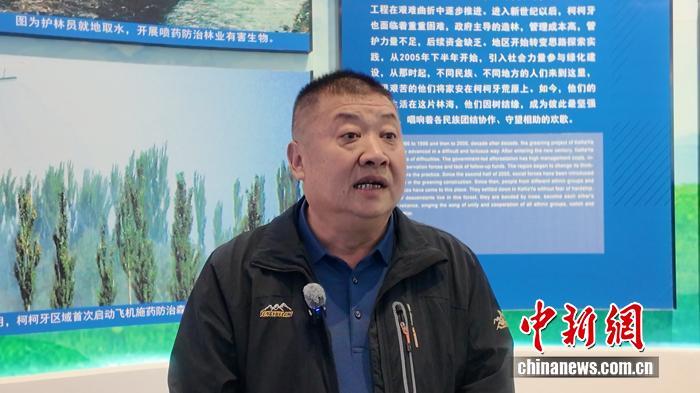 柯柯牙管护站第一代护林员魏金良接受采访。 中新网记者 姜雨薇 摄