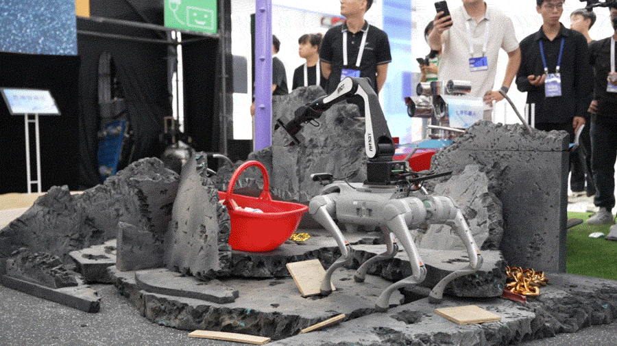 机器人救援演示。图源:“Inclusion外滩大会”官微
