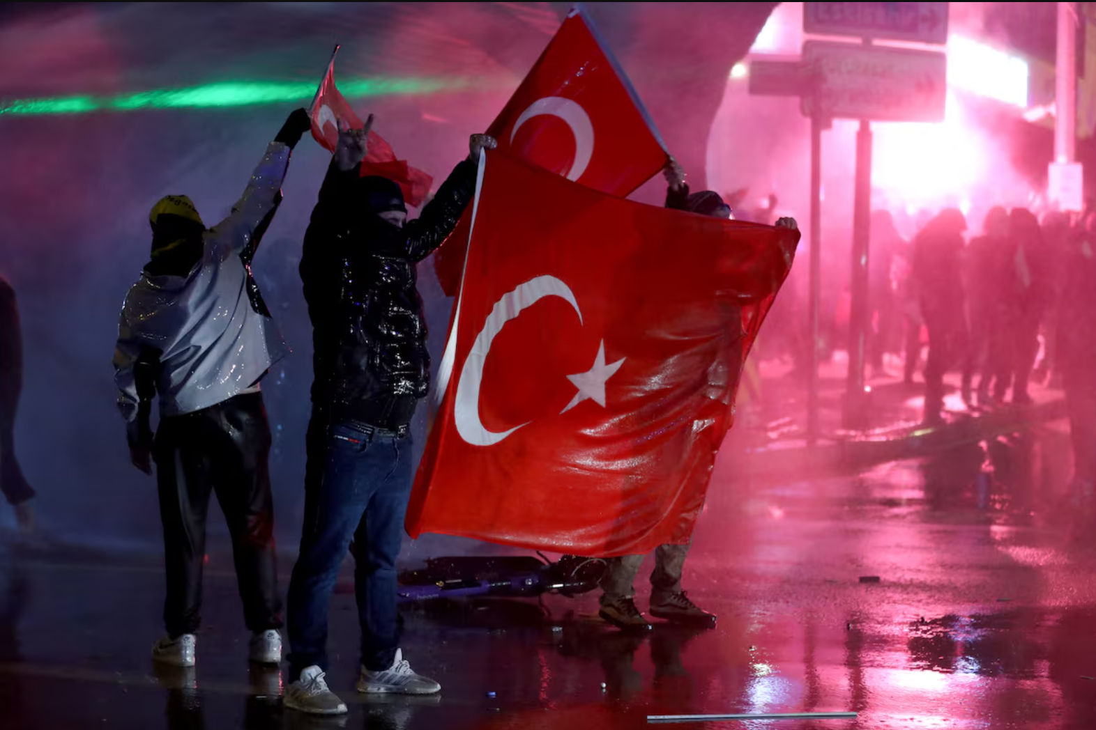 土耳其大规模抗议引发金融巨震：股市暴跌、汇率崩盘，交易所紧急调整交易规则_凤凰网