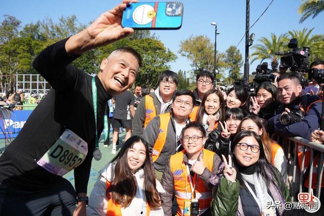 发哥同媒体行家合影。 （点新闻记者王俊杰摄）