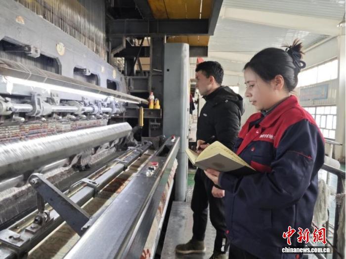 阿尔孜古丽在车间了解生产进展情况。闫兆霞 摄