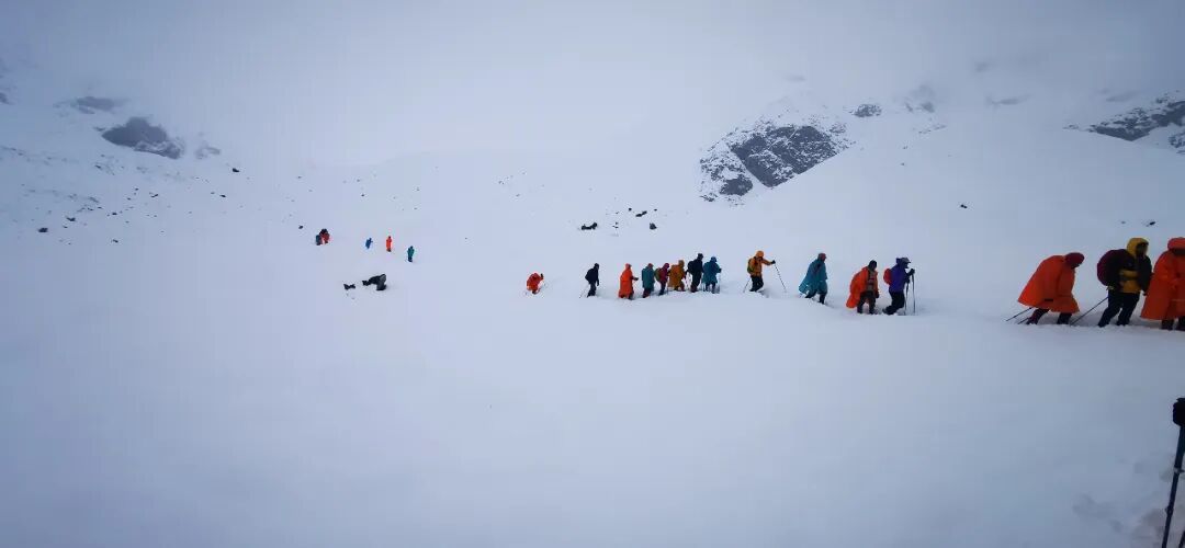 10月5日 中午,徒步游客在深雪中撤离。 图/受访者供图