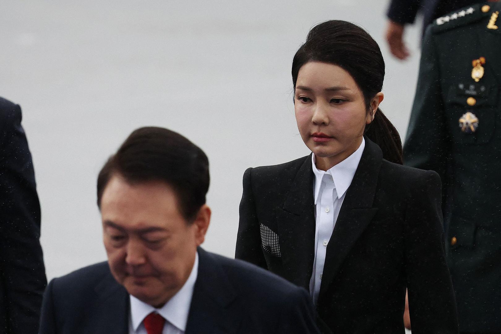 ▲2024年10月1日，韩国总统尹锡悦和夫人金建希出席活动。图源/视觉中国