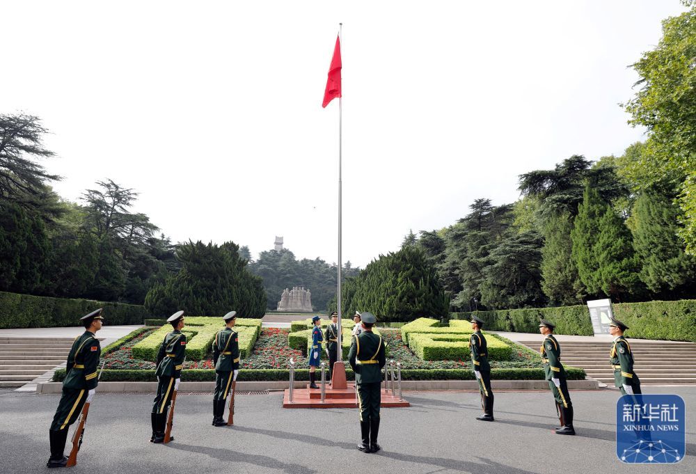 ↑ 10月1日,南京雨花台烈士陵园举行升旗仪式。新华社发(丁亮摄)