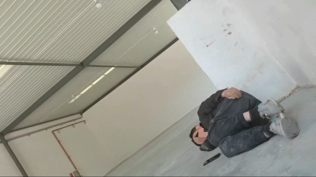 齐建军拍摄的席地而眠的工友