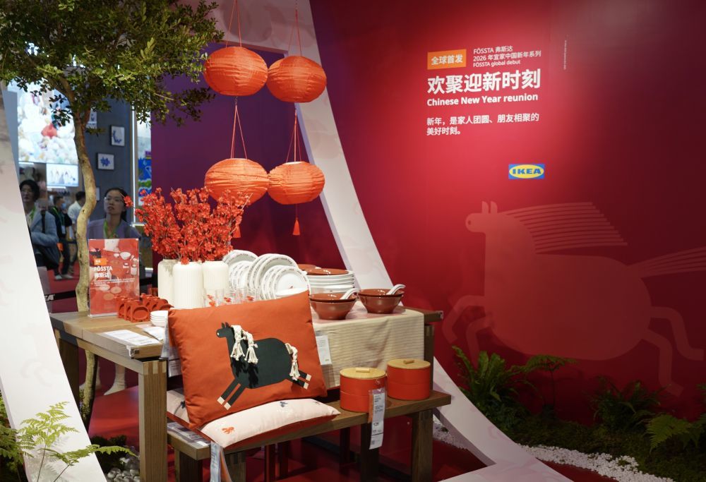 2025年11月6日,在第八届进博会消费品展区,宜家弗斯达2026年中国新年系列展品全球首发。 “全球首发”“亚洲首秀”“中国首展”,全球头部企业齐聚进博。本届进博会展示461项新产品、新技术、新服务,涵盖低空经济、人形机器人、新一代信息技术、人工智能、绿色低碳等前沿领域。很多细分领域领军企业首次参展,并带来首秀新产品。自2018年首届举办以来,进博会累计首发将突破3000项。众多参展商将最新产品在进博会舞台上进行首发首展首秀,彰显中国超大规模市场的“磁吸力”。