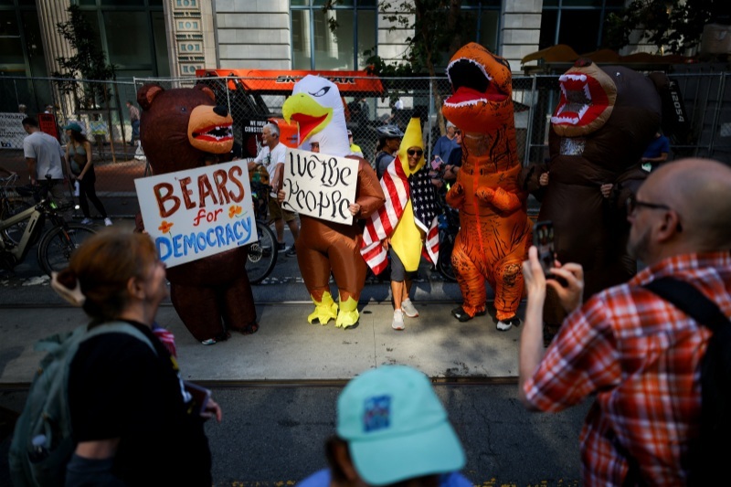 10月18日,加州旧金山,民众身着充气服装参加“不要国王”抗议活动。 东方IC