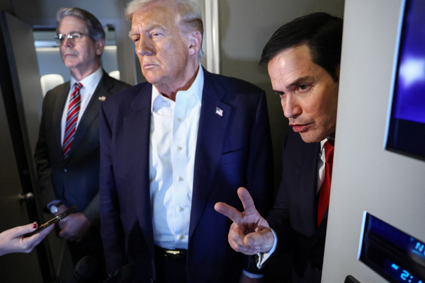 美国总统特朗普乘坐空军一号,国务卿鲁比奥和财政部长贝森特随行。