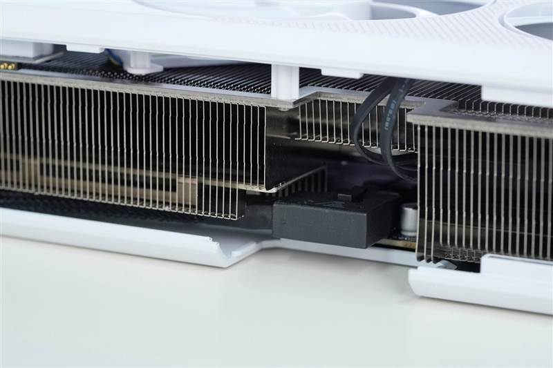 电竞叛客RTX 5070 Ti MAX显卡评测:300W性能释放畅玩4K 隐藏电源线设计海景房绝配