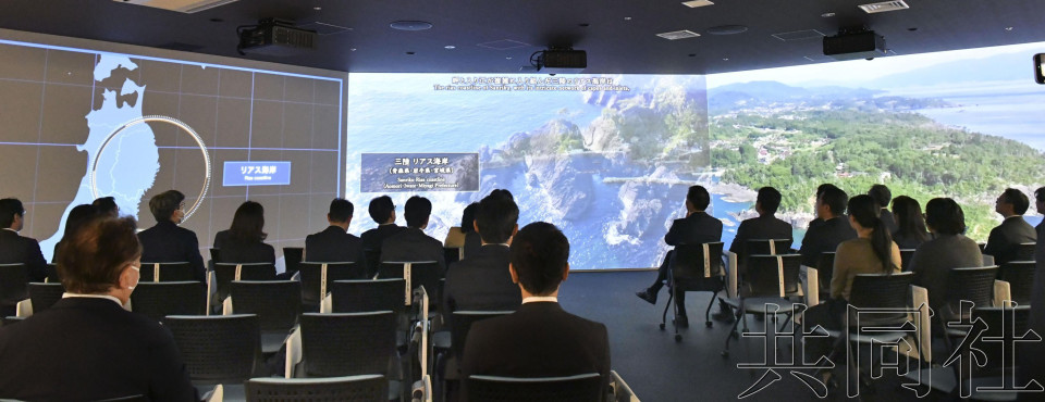 日本“领土与主权展示馆”(东京都千代田区)14日启用了配备三面屏幕的新设施“Gateway Hall”。该馆介绍日本政府在北方四岛、竹岛(韩国称独岛)及钓鱼岛等问题上的立场。图源:共同社