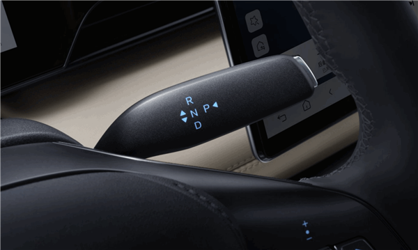 半价特斯拉Model 3国产平替选手!比亚迪秦L EV上市:11.98万起