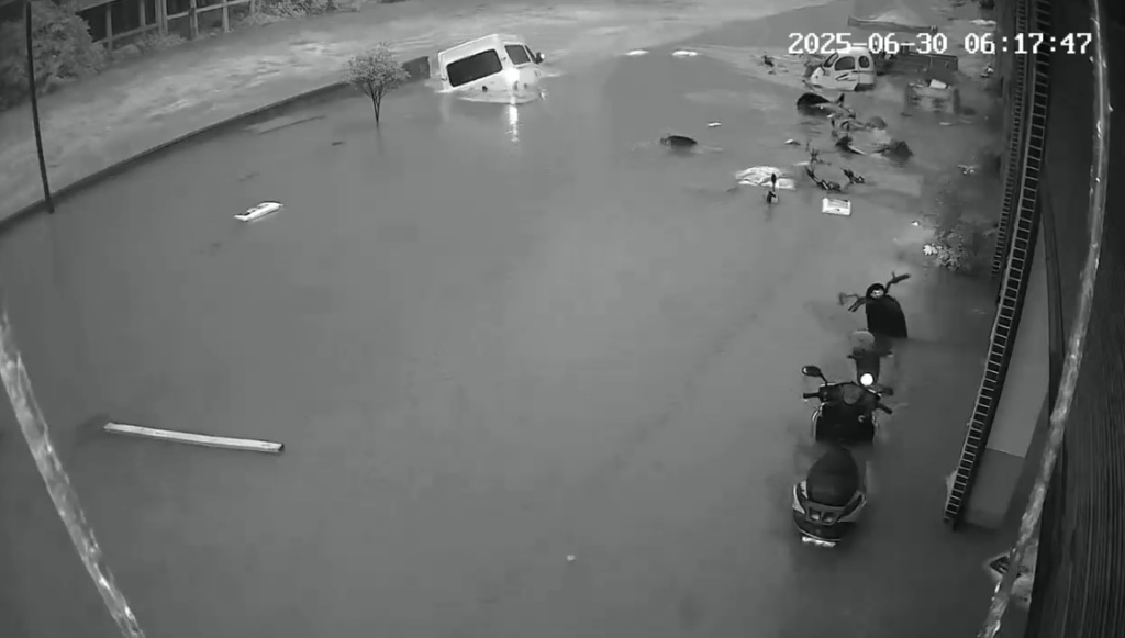 监控拍下面包车被洪水冲入河道的一瞬间。受访者提供