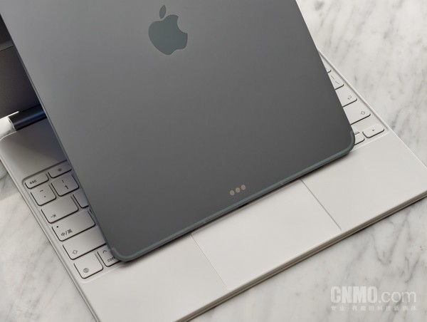 新款iPad Air的背板更加简洁