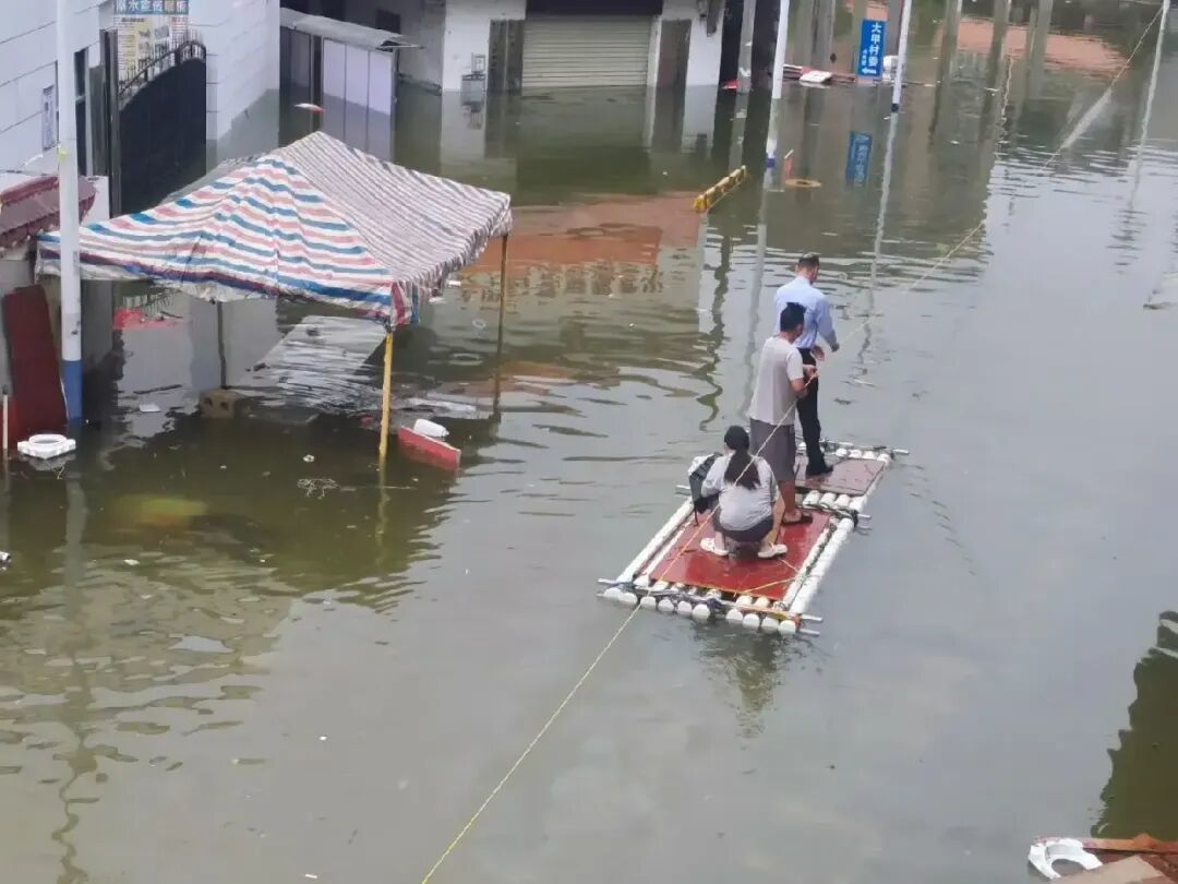 ●没搭桥时,居民出行靠水管做的筏子。讲述者供图