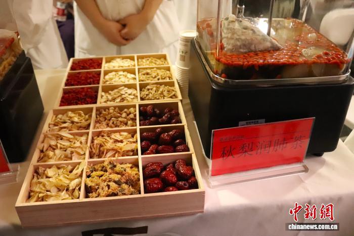 中医夜市上展出的“养生饮品”。 熊锦阳 摄