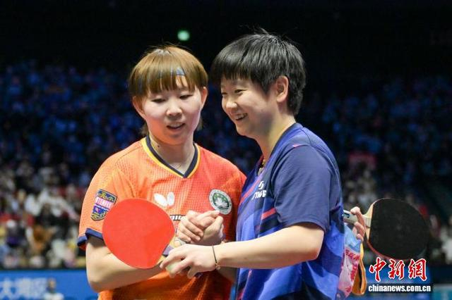 11月15日，第十五屆全國運動會乒乓球女子單打半決賽在澳門銀河綜藝館舉行，河北隊選手孫穎莎4:1戰勝澳門隊選手朱雨玲(左)。 中新社記者 陳永諾 攝