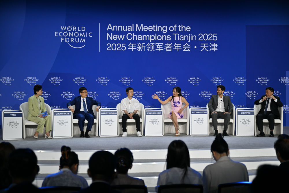 6月26日，在国家会展中心（天津），嘉宾在分论坛上发言。新华社记者 孙凡越 摄