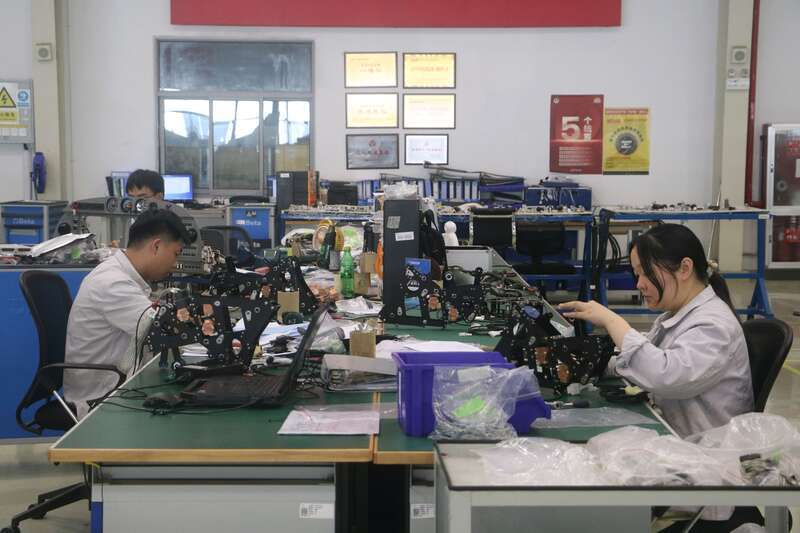 年轻职工在航电工位整理线束。中青报&middot;中青网记者 王海涵/摄