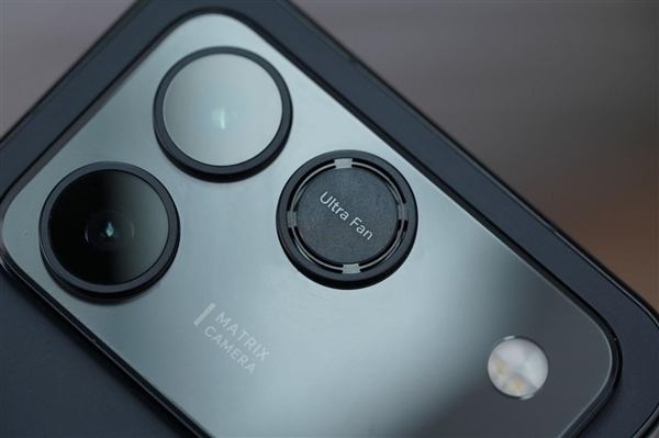 10000mAh巨无霸电池仅2599元起!荣耀WIN RT图赏