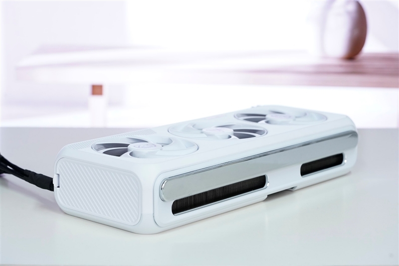 电竞叛客RTX 5070 Ti MAX显卡评测:300W性能释放畅玩4K 隐藏电源线设计海景房绝配