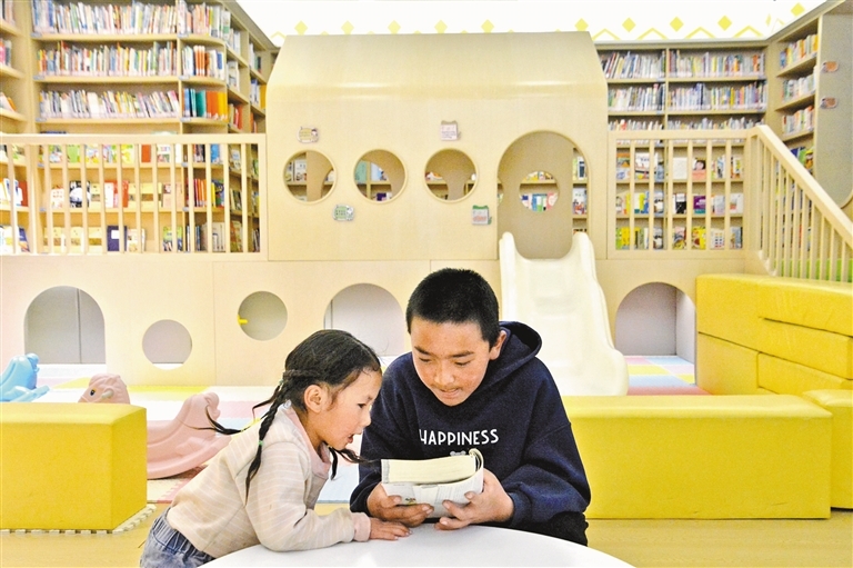 当地孩子们在浙江援建的“温暖嘉·色尼城市书房”儿童阅读区里畅享阅读乐趣。 记者 汪纯 摄
