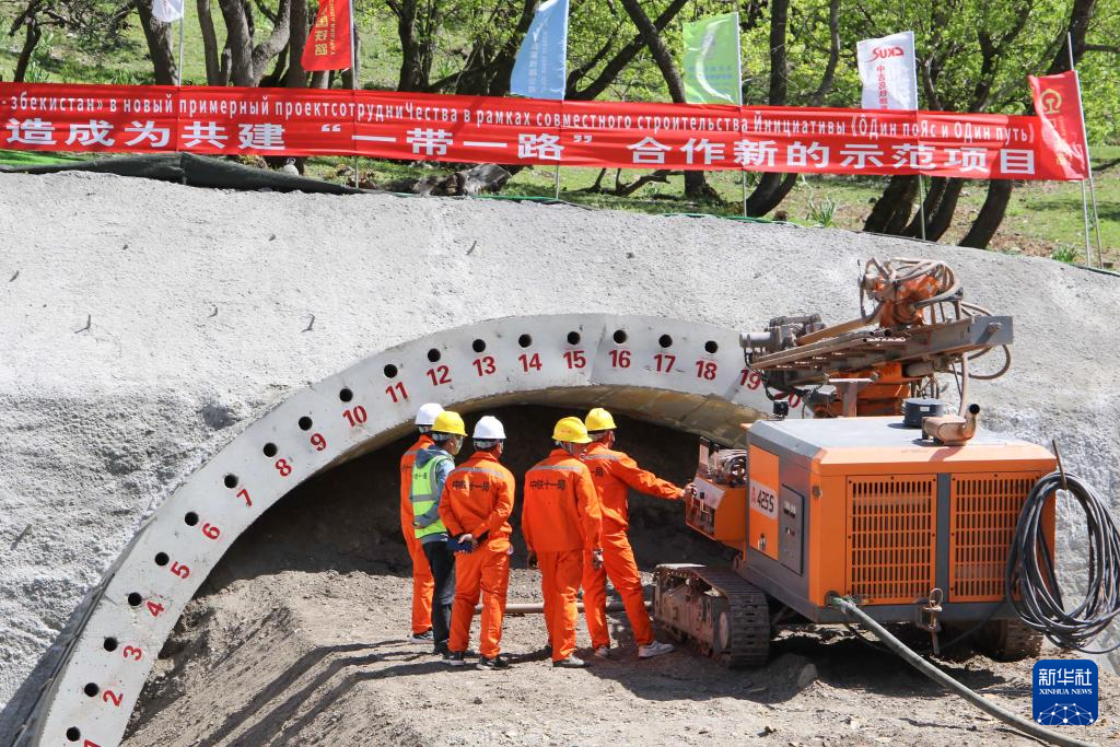 4月29日，工作人员在吉尔吉斯斯坦贾拉拉巴德地区中吉乌铁路重点控制性工程开工现场工作。（图片来源：新华社）