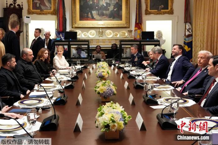 当地时间17日,美国总统特朗普与到访的乌克兰总统泽连斯基在白宫举行了会晤。