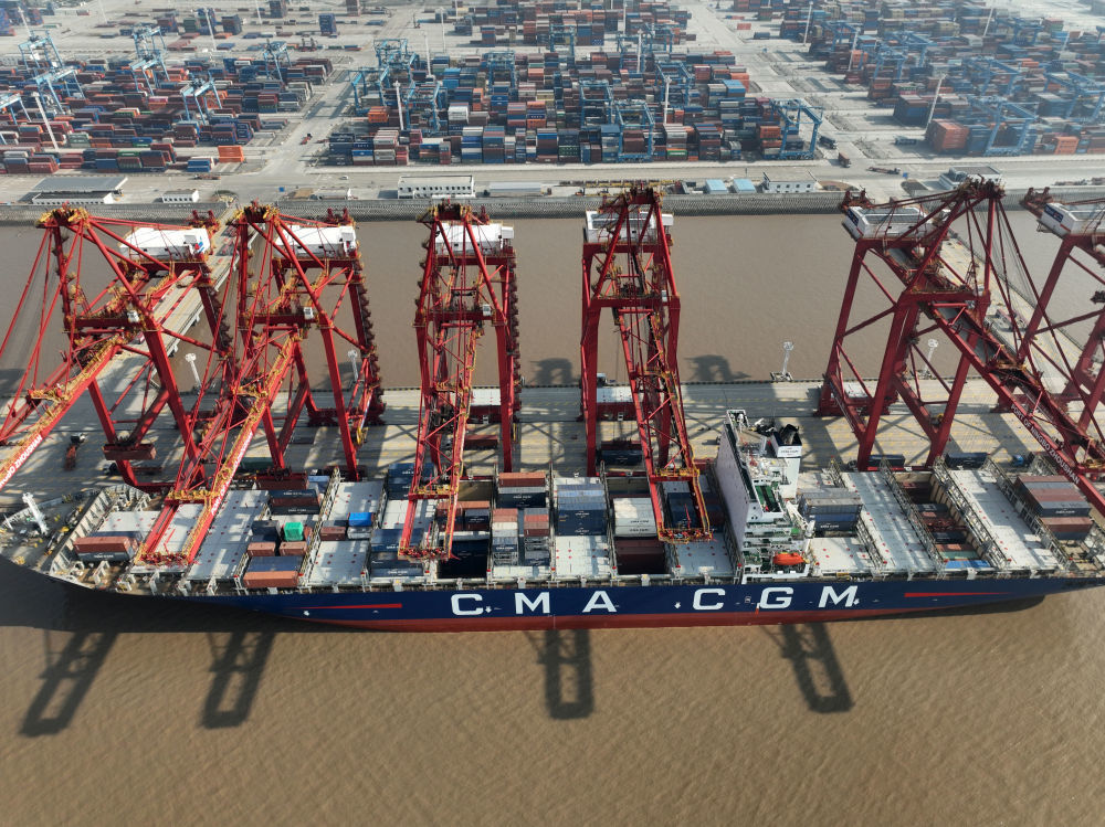 货轮在浙江宁波舟山港金塘港区大浦口集装箱码头泊位上装卸集装箱（2025年1月4日摄，无人机照片）。新华社发（邹训永 摄）