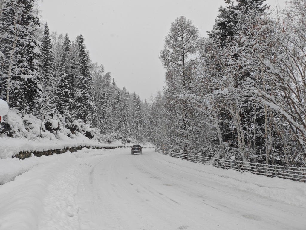 景区内的冰雪路面。