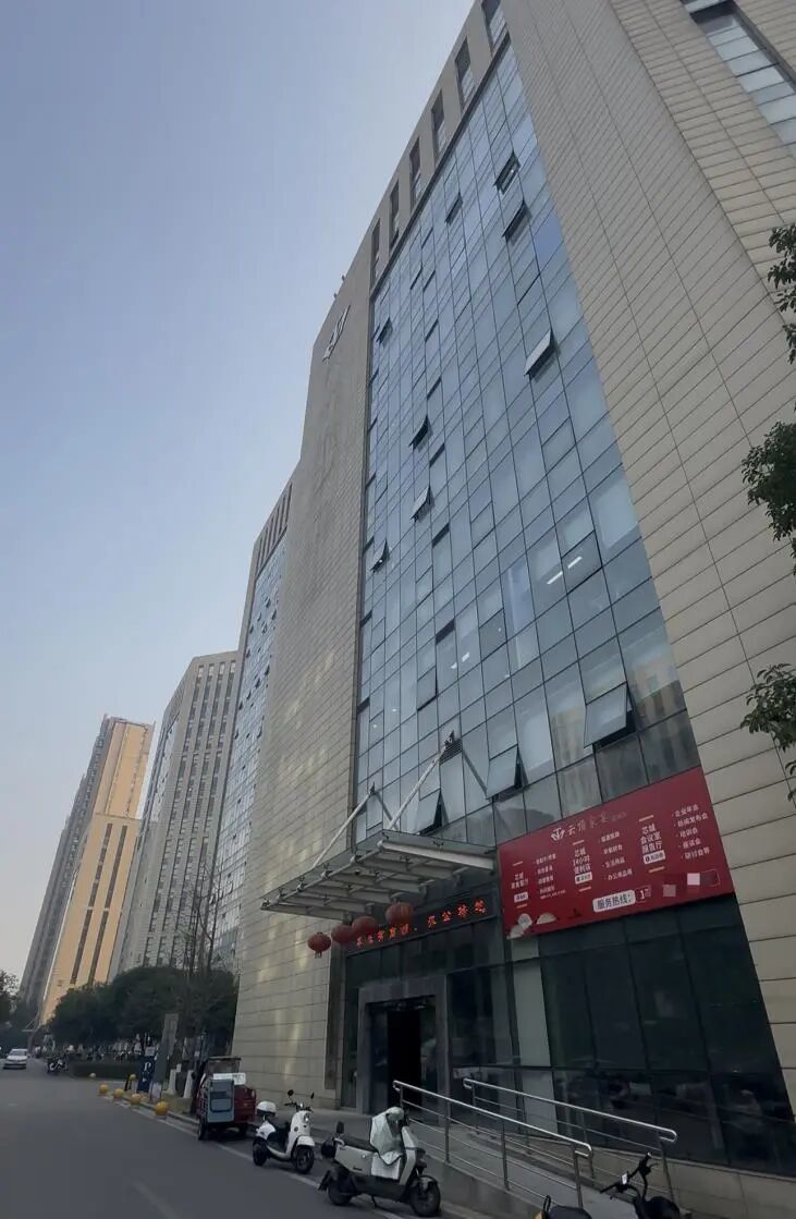 永雄集团售卖的总部大楼,“永雄集团”的大字已被拆除。图/受访者提供