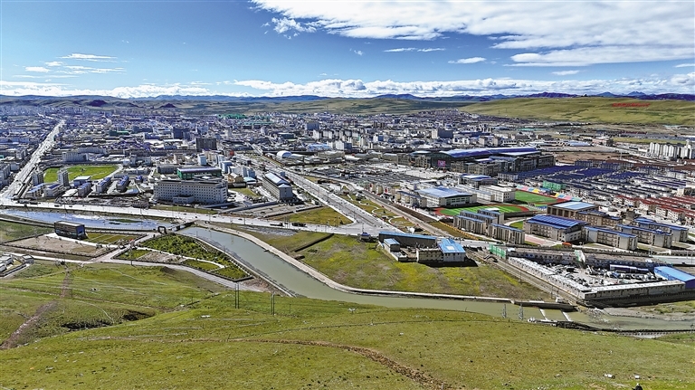 从塔恰拉姆山远看那曲镇。记者 赵书彬 摄