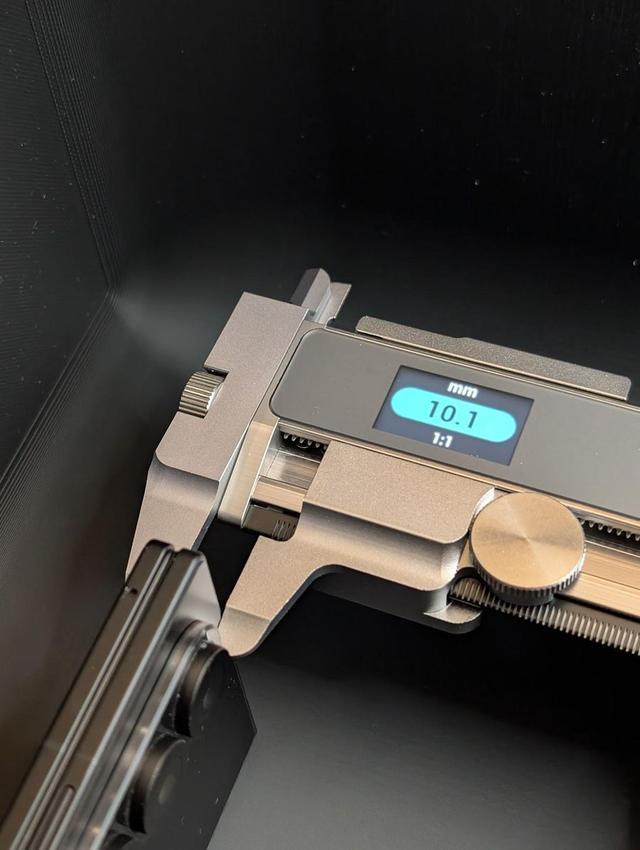 三星Galaxy Z Fold7折叠手机真机曝光:最薄处4.7/10.1毫米