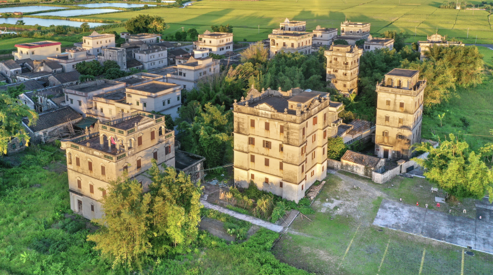 开平位于广东省江门市，开平碉楼是中国乡土建筑的一个特殊类型，是集防卫、居住和中西建筑艺术于一体的多层塔楼式建筑，表现了19世纪末及20世纪初海外开平人与其故里的密切联系。2007年广东“开平碉楼与村落”被列入《世界遗产名录》。