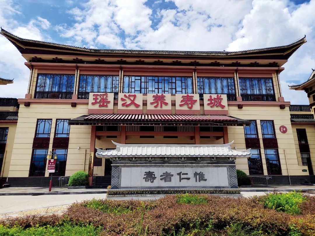 恭城县规划总投资16.5亿元的瑶汉养寿城出现停工烂尾状态。摄影/本刊记者 周群峰