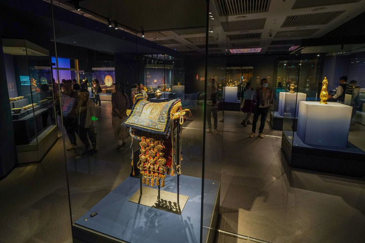 观众在扬州中国大运河博物馆与西藏自治区布达拉宫管理处共同推出的中运博“文化遗产”系列特展之“布达拉宫——来自雪域的世界文化遗产”展览现场参观（2024年5月11日摄）。新华社记者 李博 摄